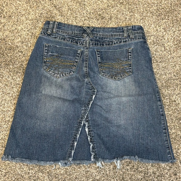 Mudd Jeans mini Jean skirt. Size 1 - Picture 4 of 7